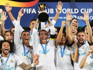 لاعبو ريال مدريد يحتفلون باللقب خلال حفل التتويج