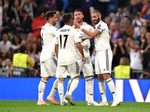 لاعبو ريال مدريد يحتفلون بهدف بنزيمة (يمين)