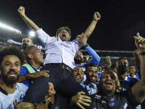 لاعبو غريميو يرفعون مدربهم ريناتو غاوتشو بعد الفوز بلقب كوبا ليبيرتادوريس نهاية الشهر الماضي