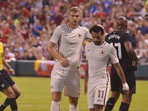 دجيكو يهنىء صلاح بهدفه