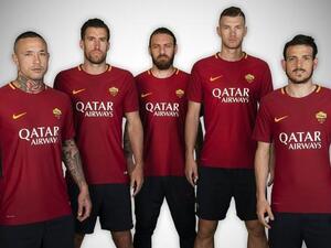 نجوم روما يرتدون قمصان تحمل شعار الخطوط الجوية القطرية