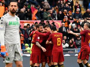 لاعبو روما يحتفلون بهدف بيليغريني