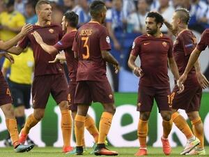 لاعبو أودينيزي يحتفلون بأحد الأهداف