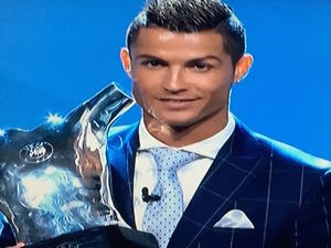 رونالدو يحتفل بالجائزة