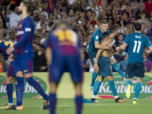 رونالدو يحتفل بهدفه رفقة زملائه (يمين) وسط خيبة أمل لاعبي برشلونة