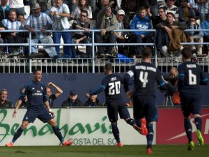 رونالدو (يسار) يحتفل رفقة زملائه بهدفه