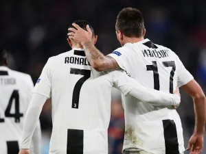 ماندجوكيتش ورونالدو يحتفلان بالهدف