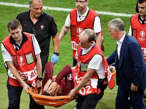 رونالدو يغادر النهائي على الحمالة