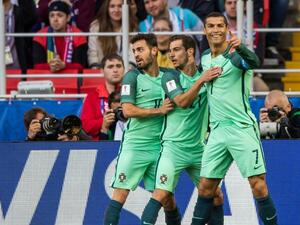 لاعبو البرتغال يحتفلون بهدف رونالدو (يمين)