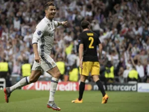 رونالدو يحتفل بأحد أهدافه خلال المباراة