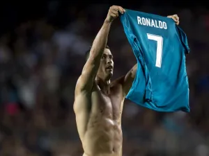 كريستيانو رونالدو يرفع قميصه بعد تسجيل هدف ريال مدريد الثاني في ذهاب كأس السوبر الإسباني 