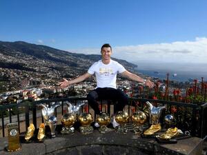 رونالدو يستعرض جوائزه