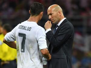 زيدان ورونالدو في صورة أرشيفية