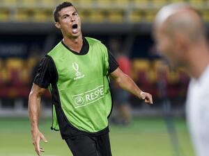 رونالدو خلال التدريبات أمام ناظري المدرب زيدان