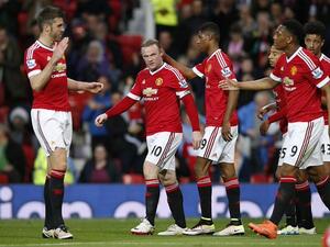 لاعبو يونايتد يحتفلون بهدف روني (الثاني من اليسار)