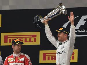 روزبيرغ يحتفل بفوزه