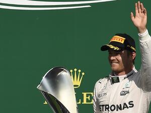 روزبيرغ يحتفل بفوزه