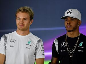 Mercedes AMG Petronas F1 Team's German driver Nico Rosberg (L) and British driver Lewis Hamilton (R) pose for a picture during the drivers press conference ahead of the Abu Dhabi Formula One Grand Prix at the Yas Marina circuit on November 24, 2016.
ANDREJ ISAKOVIC / AFP