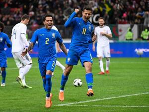 كوتينيو يحتفل بهدفه