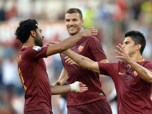 Roma's Argentinian midfielder Diego Perotti (R) celebrates with his teammates Egyptian midfielder Mohamed Salah (L) and Macedonian forward Edin Dzeko (rear C) after scoring during the Italian Serie A football match between Roma and Udinese at the Olympic Stadium in Rome on August 20, 2016.
FILIPPO MONTEFORTE / AFP