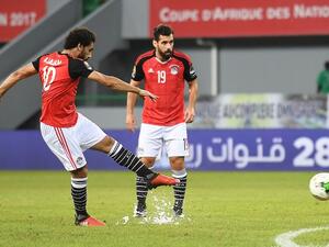 صلاح يسدد الركلة الحرة التي سجل منها هدف فوز مصر