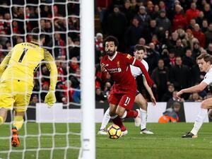 صلاح يراوغ مدافعي توتنهام قبل أن يسجل هدف ليفربول الثاني