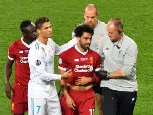 رونالدو يواسي صلاح بعد إصابته في نهائي دوري الأبطال