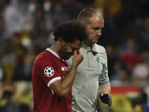 محمد صلاح يغادر الملعب متأثراً بإصابته