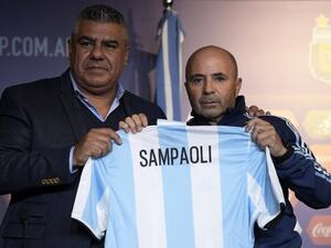 من مراسم تقديم سامباولي (يمين)