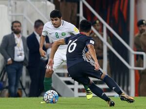 Saudi Arabia's Yahia Alshehri (L) dribbles against Japan's Hotaru Yamaguchi during the FIFA World Cup 2018 qualification match between Saudi Arabia and Japan at King Abdullah bin Abdulaziz Stadium in Jeddah on September 5, 2017.
STR / AFP