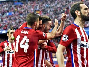 ساول نيغيز (وسط)