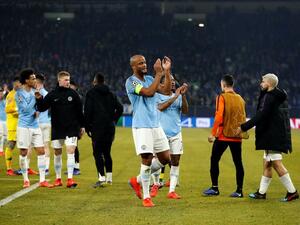 لاعبو مانشستر سيتي يحييون جماهير الفريق بعد المباراة