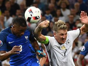 شفاينشتايغر ولمسة اليد التي منحت فرنسا هدفها الأول