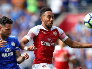 صراع على الكرة بين أوباميانغ (يمين) وشون موريس