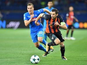 داريو سيرنا قائد شاختار ينطلق بالكرة وميليك يتابعه