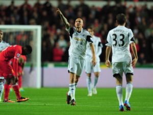 شيلفي لاعب سوانزي ونجم المباراة يحتفل بهدفه في مرمى فريقه السابق ليفربول