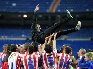 صورة أرشيفية لاحتفال سيميوني ولاعبيه