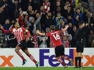 فان دايك يحتفل بهدفه (يسار)