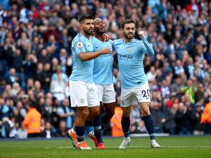 لاعبو مانشستر سيتي يحتفلون بهدف ستيرلينغ (وسط)