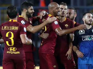 لاعبو روما يحتفلون بهدف نزونزي (وسط)