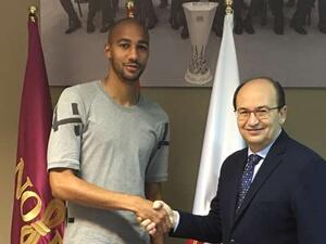 نزونزي يتجاهل اهتمام عمالقة أوروبا ويجدد عقده