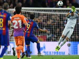 الحارس برافو (يمين) يتصدى للكرة بيده خارج منطقة الجزاء