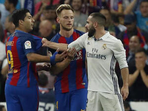 الحادثة التي حصلت بين كارفاخال (يمين) وسواريز (يسار)