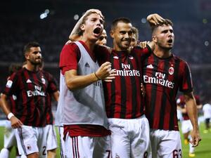 لاعبو ميلان يحتفلون بهدف سوسو (وسط)