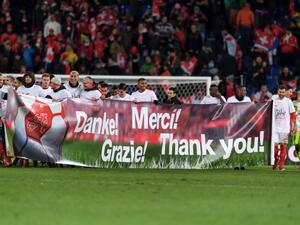 لاعبو منتخب سويسرا يحتفلون بالتأهل ويشكرون الجماهير على مساندتهم.