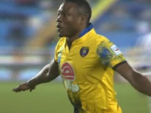 إيفولو يحتفل بهدفه