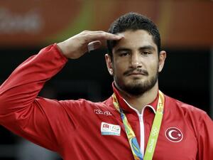 Turkey's gold medallist Taha Akgul stands on the podium at the end of the men's 125kg freestyle wrestling event at the Carioca Arena 2 in Rio de Janeiro on August 20, 2016, during the Rio 2016 Olympic Games.
Jack GUEZ / AFP