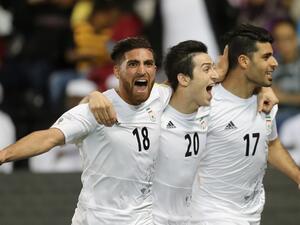 لاعبو إيران يحتفلون بالهدف