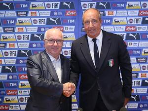 فينتورا (يمين) يصافح تافيكيو