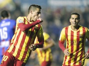 تييو (يسار) يحتفل بهدفه الأول